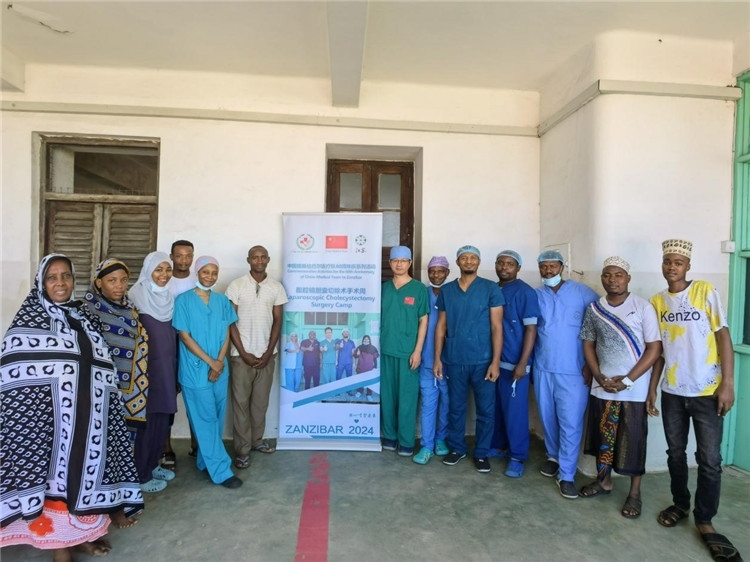 隊長蔣國慶（右七）和手術(shù)醫(yī)生、部分患者合影。中國援桑醫(yī)療隊供圖