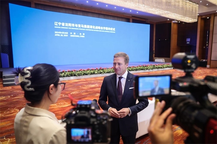 2024年4月26日，寶馬集團董事長齊普策在遼寧省沈陽市與寶馬集團深化戰(zhàn)略合作簽約儀式現(xiàn)場接受采訪。新華社記者潘昱龍攝