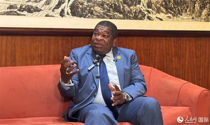 各國(guó)議會(huì)聯(lián)盟秘書(shū)長(zhǎng)馬丁·純貢接受采訪。人民網(wǎng) 曹欣悅攝