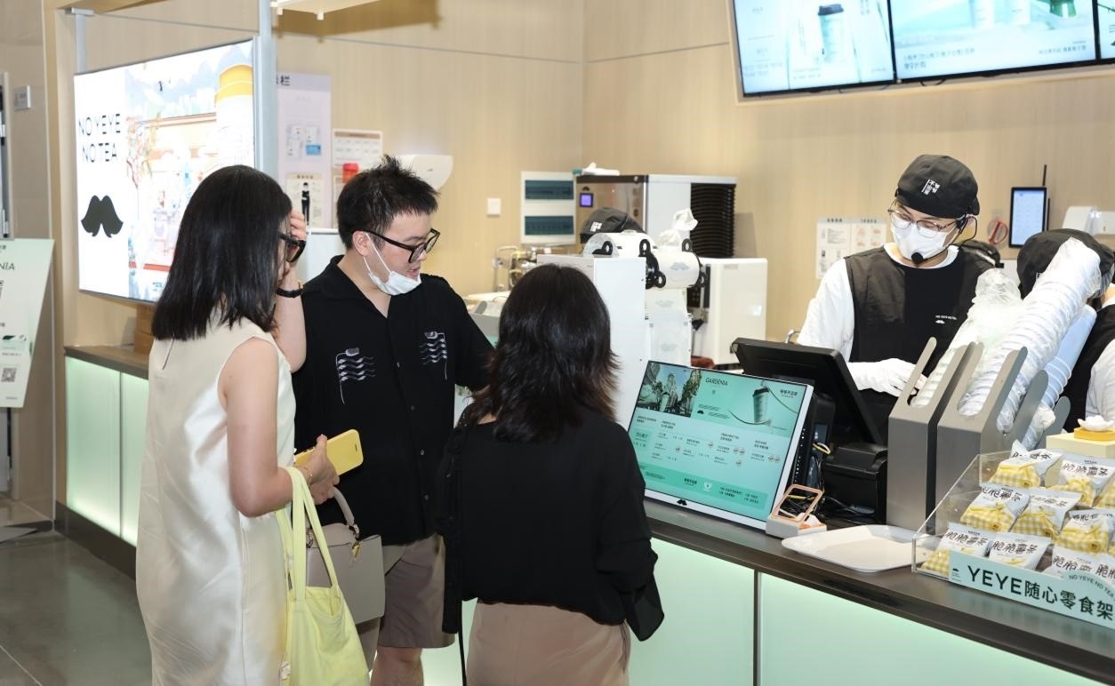 “爺爺不泡茶”奶茶品牌店。人民網(wǎng) 王戰(zhàn)雄攝