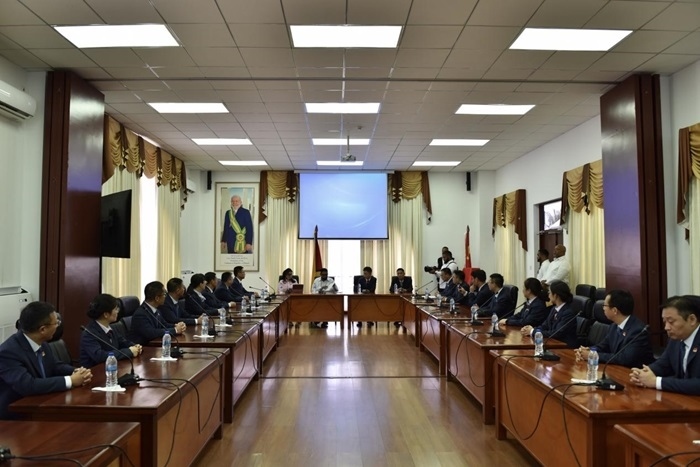 當(dāng)?shù)貢r(shí)間8月20日，圭亞那總統(tǒng)伊爾凡·阿里在圭亞那首都喬治敦鐘阿瑟會(huì)議中心會(huì)見了即將離任的中國(guó)（江蘇）第19期援圭亞那醫(yī)療隊(duì)。 中國(guó)（江蘇）第19期援圭亞那醫(yī)療隊(duì)供圖