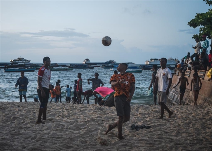 2023年12月31日，人們在坦桑尼亞桑給巴爾島海濱踢球。新華社記者王冠森攝