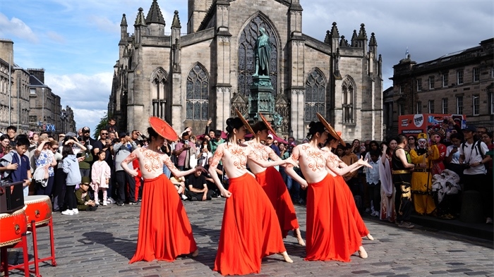 《長城魂》的演員在愛丁堡皇家一英里街頭演出。主辦方供圖