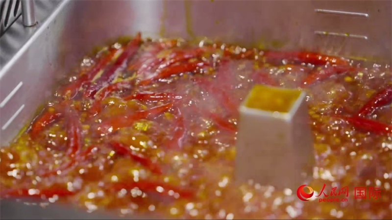 成都麻辣火鍋。人民網(wǎng)記者 張榮攝