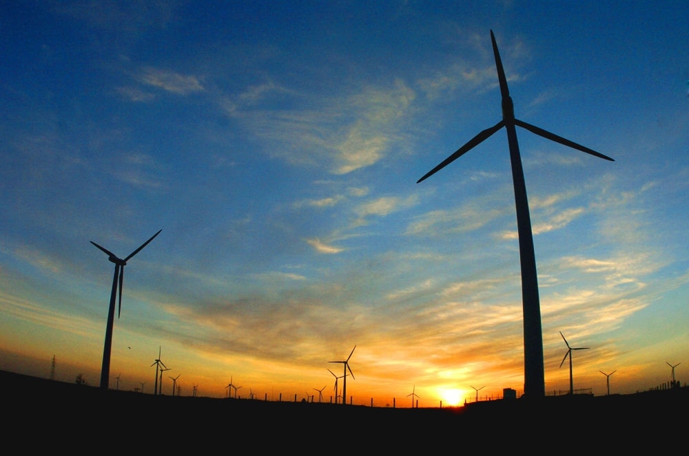 2005年，吉林省白城市通榆縣境內(nèi)幾十部風(fēng)力發(fā)電機(jī)組在工作。新華社發(fā)