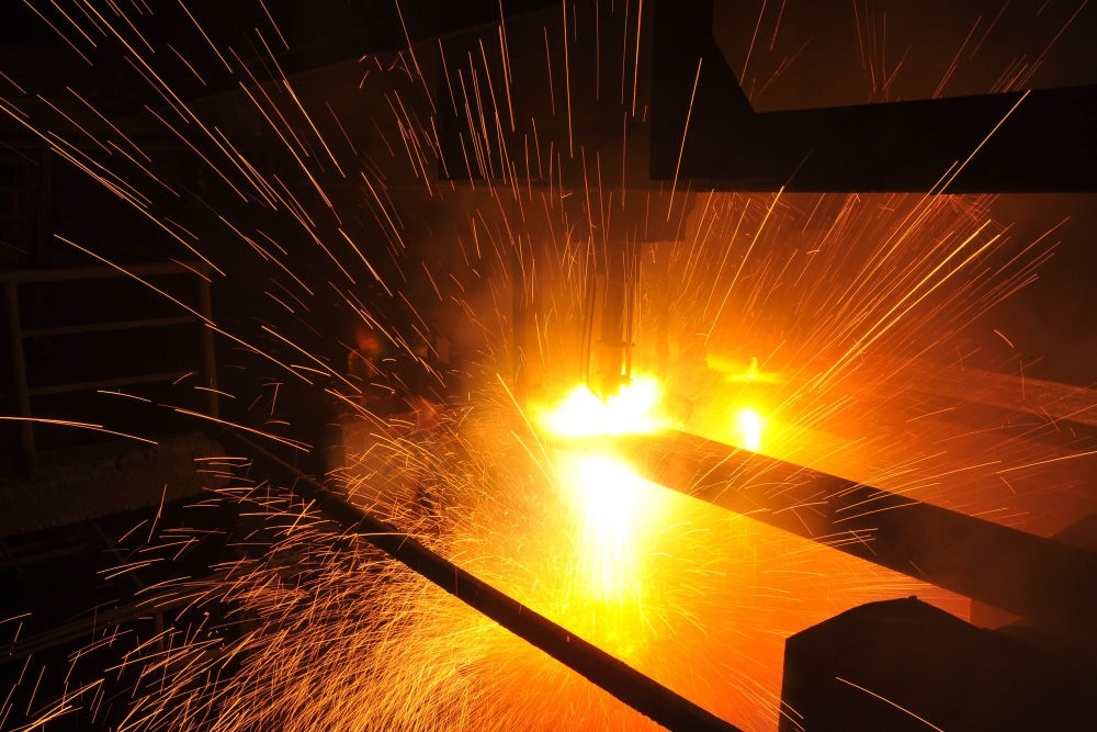 2015年3月10日，東北特鋼集團(tuán)大連基地生產(chǎn)的合金鋼連鑄坯進(jìn)行定尺切割。新華社發(fā)