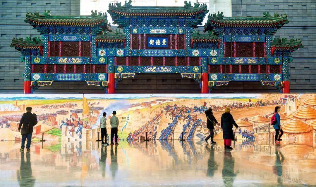 △2022年1月，觀眾在首都博物館參觀“穿越時空的大運河”數(shù)字影像展。