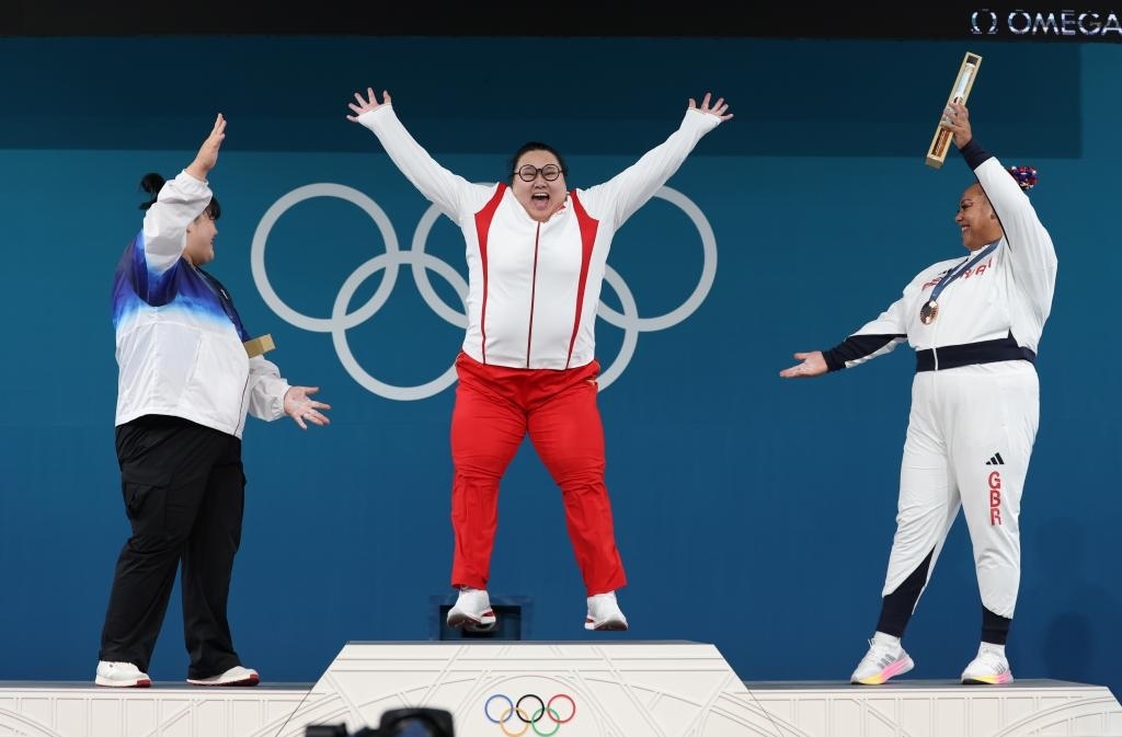 中國選手李雯雯（中）在巴黎奧運會舉重女子81公斤以上級頒獎儀式中登上領獎臺（2024年8月11日攝）。新華社記者 楊磊 攝