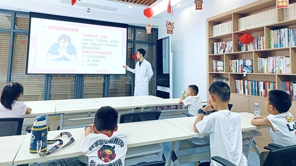 西安交通大學(xué)“筑夢醫(yī)心·護(hù)佑三農(nóng)”實(shí)踐團(tuán)開展健康科普。校方供圖