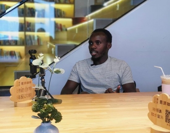 來自肯尼亞的北京交通大學留學生卡里烏在北京接受采訪（8月10日攝）。新華社記者 王小鵬 攝