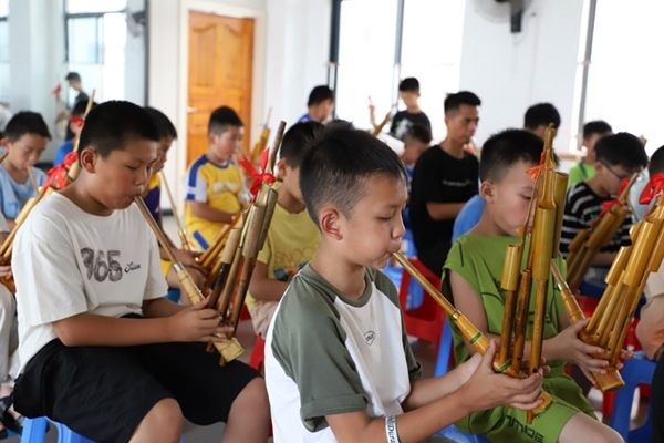 孩子們在學(xué)吹蘆笙。融水縣文化館供圖