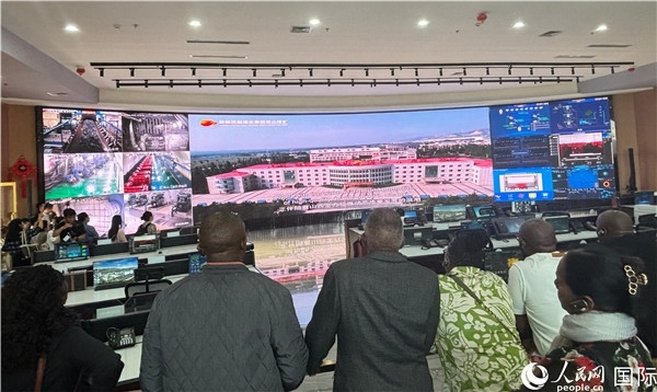 研討班一行在塔山煤礦參觀。人民網(wǎng) 曹欣悅攝