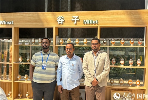 研討班成員在聽取講解后合影留念。人民網(wǎng) 曹欣悅攝