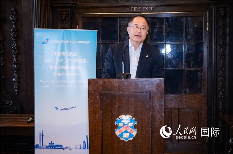 圖為中國駐倫敦旅游辦事處主任張力致辭。人民網 郭錦標攝