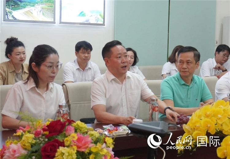 越中電力公司董事長李志雄（前排左二）介紹越南電力情況。葛沙莎攝