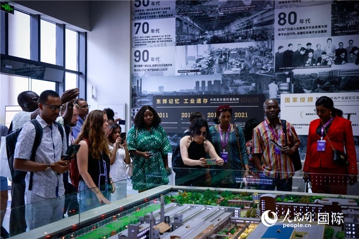 2024“一帶一路”媒體合作論壇聯(lián)合采訪調(diào)研行成員在東郊記憶園區(qū)參觀采訪。本報記者 伊霄攝