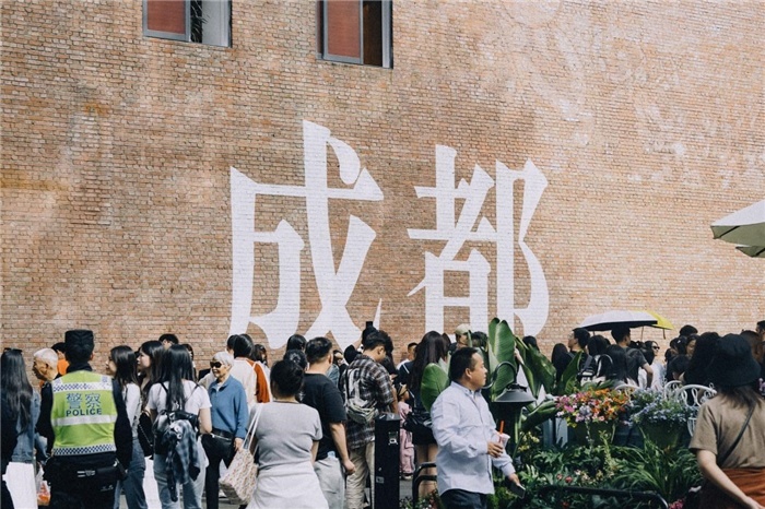 東郊記憶園區(qū)“成都墻”以巨大的“成都”字樣和獨特的藝術(shù)設(shè)計成為園區(qū)的網(wǎng)紅打卡地，吸引了眾多游客和市民前來參觀。資料圖片