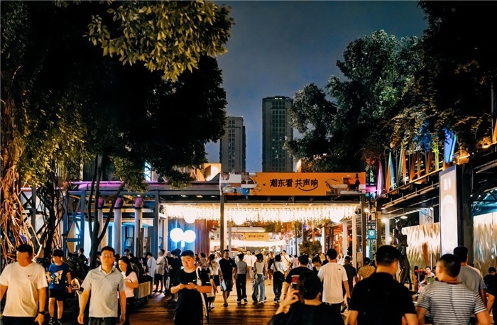 夜幕下的東郊記憶園區(qū)人流如織，熱度不減。資料圖片