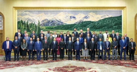  8月30日，國家副主席韓正在北京集體會見出席2024年國際議員友好交流論壇的各國代表。新華社記者 丁林 攝