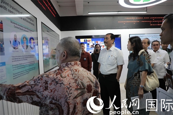 印尼對(duì)華合作牽頭人、統(tǒng)籌部長(zhǎng)盧胡特（中）參觀中國(guó)—印尼新能源材料與冶金工程技術(shù)聯(lián)合研究實(shí)驗(yàn)室。人民網(wǎng)記者曹師韻攝