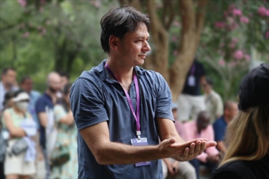 意大利逆流外交網(wǎng)站總編輯亞歷山大·比安奇學(xué)習(xí)青城太極。（李佩藺 攝）