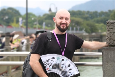 俄羅斯塔斯社執(zhí)行編輯葉夫根尼·扎多羅日內(nèi)在都江堰魚(yú)嘴拍照留念。（李佩藺 攝）