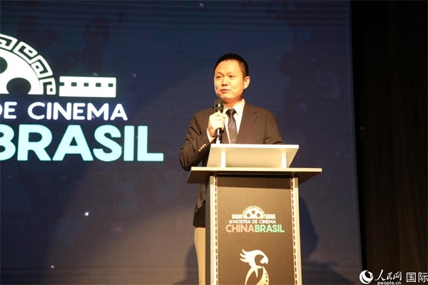 當(dāng)?shù)貢r(shí)間8月26日晚，中國(guó)駐里約總領(lǐng)館副總領(lǐng)事王尉育在第三屆中國(guó)－巴西電影展開(kāi)幕式上致辭。 人民網(wǎng)記者 陳一鳴攝