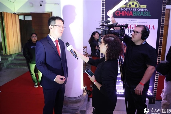 第三屆中國(guó)－巴西電影展主辦方巴西康橋博智文化傳媒公司總經(jīng)理陳翔廣在接受媒體采訪(fǎng)時(shí)表示，希望通過(guò)中巴電影展這個(gè)平臺(tái)促進(jìn)兩國(guó)文化交流，把更多的中國(guó)影視作品引進(jìn)巴西。人民網(wǎng)記者 陳一鳴攝
