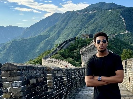 8月28日，尼日利亞青年阿米爾·阿希姆在慕田峪長(zhǎng)城留影。新華社發(fā)（清華大學(xué)供圖）
