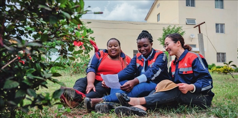 在肯尼亞內(nèi)羅畢，非洲之星鐵路運(yùn)營公司工電部電子設(shè)備檢修工區(qū)工長陳玲（右）在休息時(shí)教學(xué)員唱中文歌曲（2023 年 5 月 23 日攝） 王冠森攝 / 本刊