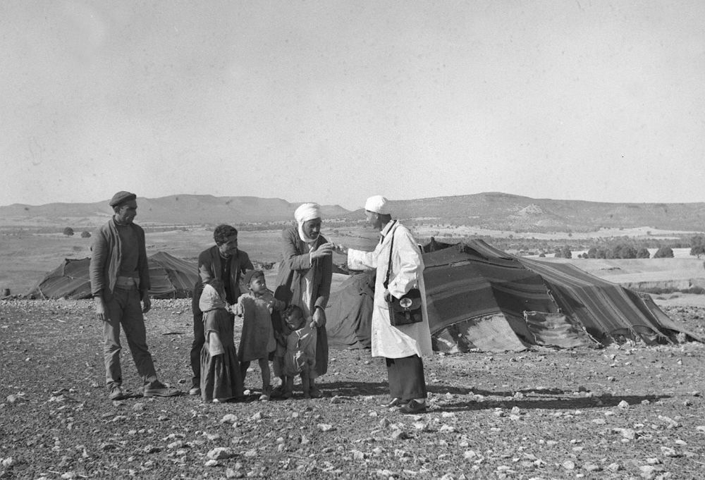 1965年，一名中國(guó)援阿爾及利亞醫(yī)療隊(duì)醫(yī)生（右一）在阿爾及利亞賽伊達(dá)省為牧民診治。