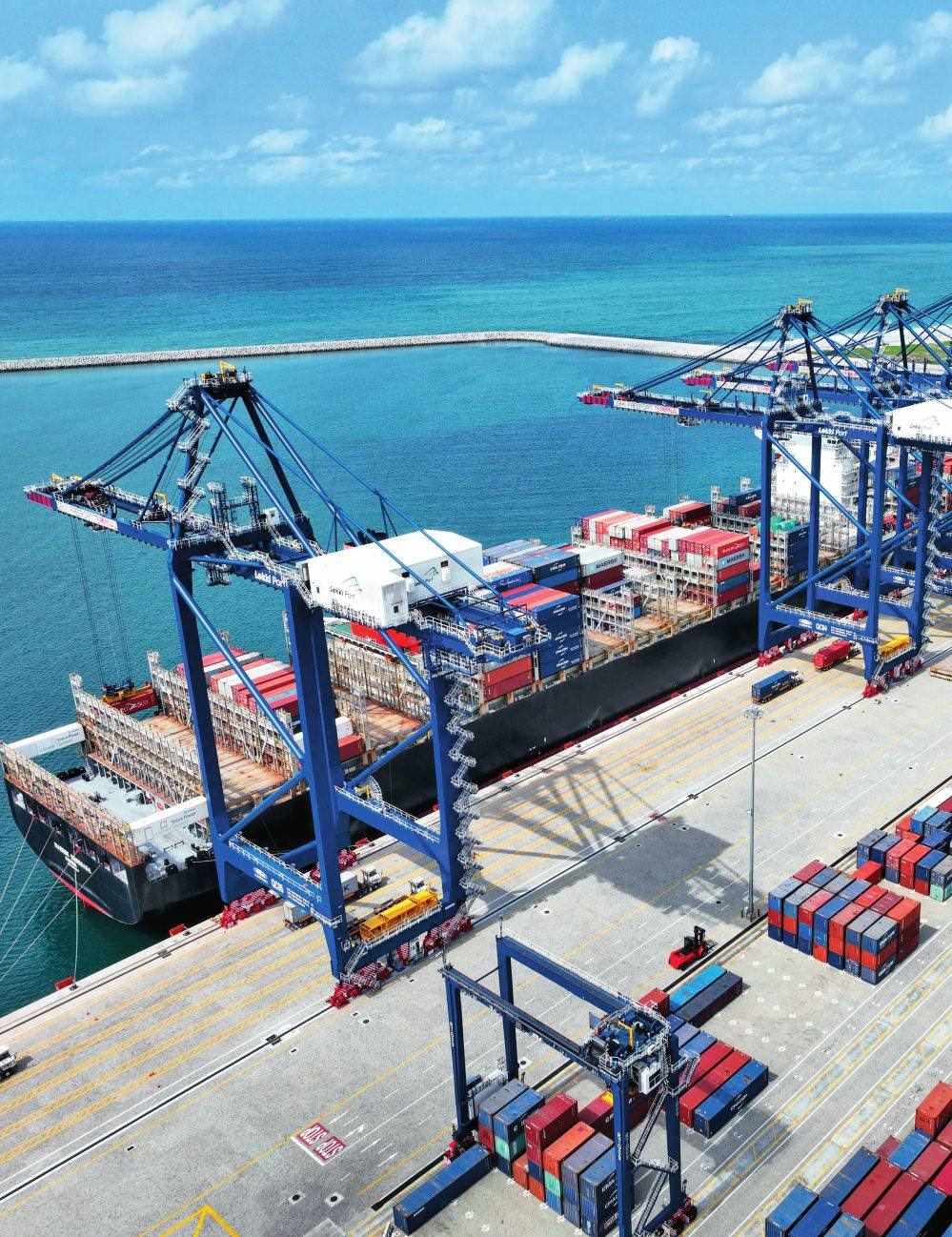 由中國港灣工程有限責(zé)任公司承建的尼日利亞萊基深水港位于中尼合作建設(shè)的拉各斯萊基自貿(mào)區(qū)內(nèi)，是尼日利亞首個(gè)現(xiàn)代化深水港和最大港口。圖為一艘貨輪在尼日利亞拉各斯萊基深水港裝卸集裝箱（2024 年 3 月 11 日攝）萊基港公司供圖
