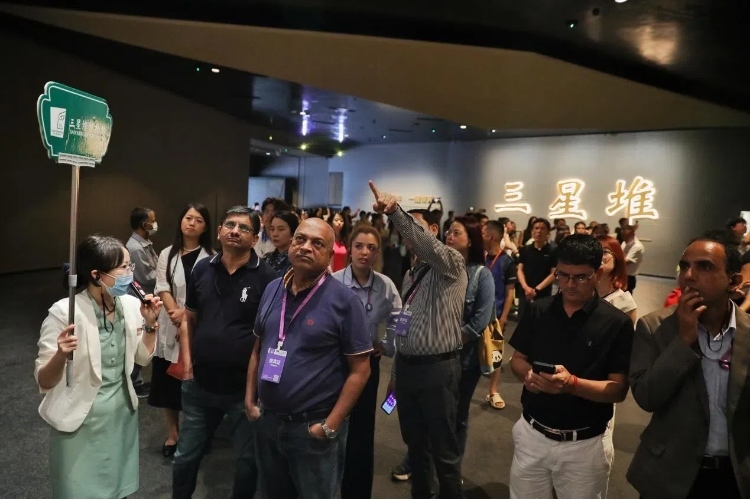 8月31日，亞洲媒體考察團(tuán)參訪三星堆博物館?！吨袊?guó)經(jīng)濟(jì)周刊》記者肖翊攝