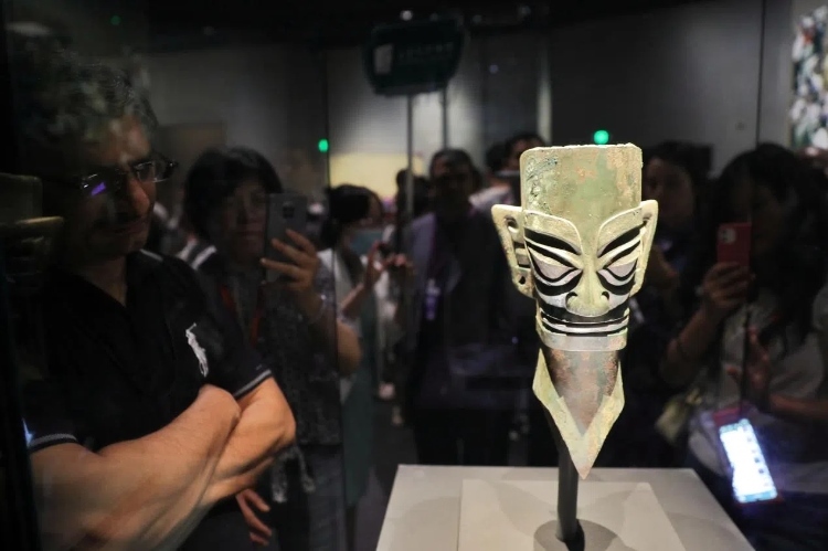 8月31日，亞洲媒體考察團(tuán)參訪三星堆博物館?！吨袊?guó)經(jīng)濟(jì)周刊》記者肖翊攝