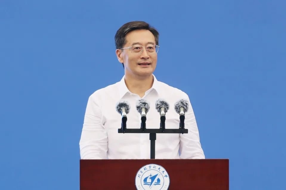 中國工程院院士、北京航空航天大學(xué)校長王云鵬在2024級新生開學(xué)典禮上講話。校方供圖