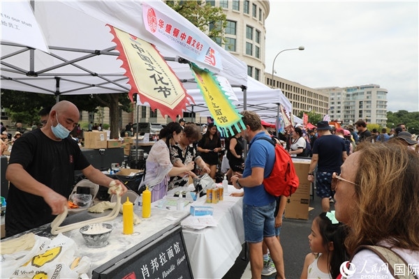 3、活動(dòng)現(xiàn)場設(shè)置了眾多展臺。 人民網(wǎng)記者 李志偉攝