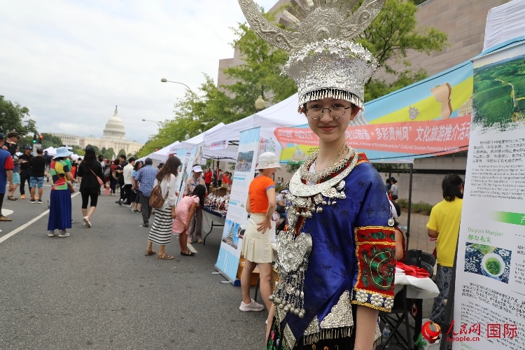 在第22屆美國華盛頓“中國文化節(jié)”上，一名當?shù)孛癖娚泶┲袊贁?shù)民族服飾。人民網(wǎng)記者 李志偉攝
