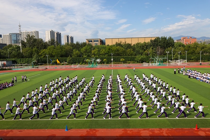 高一學生在開學典禮中表演軍體拳。學校供圖