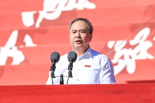 中國(guó)科學(xué)院院士、大連理工大學(xué)校長(zhǎng)賈振元在2024級(jí)新生開(kāi)學(xué)典禮上致辭。校方供圖