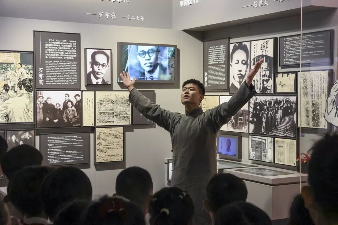 勞模身穿長袍再現(xiàn)烈士事跡。徐匯區(qū)總工會供圖