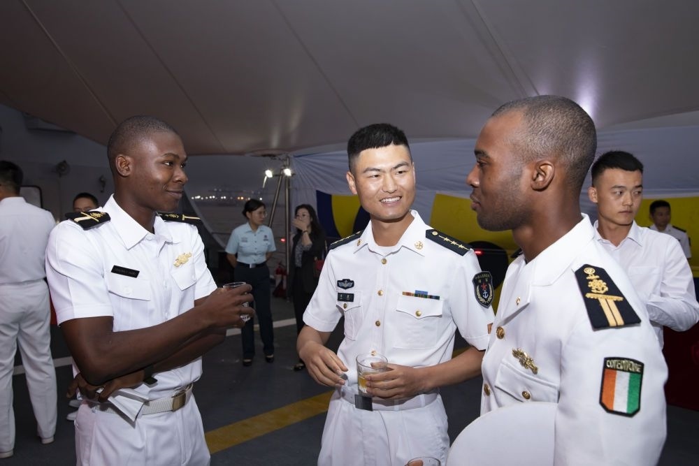2023年6月25日，中國(guó)和科特迪瓦雙方官兵在南寧艦舉辦的甲板招待會(huì)上交流。中國(guó)海軍第43批護(hù)航編隊(duì)22日抵達(dá)科特迪瓦經(jīng)濟(jì)首都阿比讓，開始對(duì)科特迪瓦為期4天的友好訪問(wèn)。