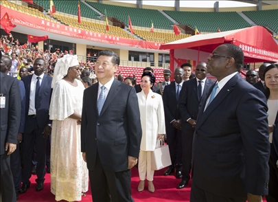 2018年7月22日，國(guó)家主席習(xí)近平在達(dá)喀爾同時(shí)任塞內(nèi)加爾總統(tǒng)薩勒共同出席塞內(nèi)加爾競(jìng)技摔跤場(chǎng)項(xiàng)目移交儀式。新華社記者 王曄 攝