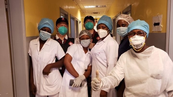 2020年5月26日，中國(guó)抗疫醫(yī)療專家組在剛果（布）首都布拉柴維爾指導(dǎo)新冠肺炎病房建設(shè)時(shí)，與當(dāng)?shù)匾痪€醫(yī)務(wù)人員合影。新華社發(fā)