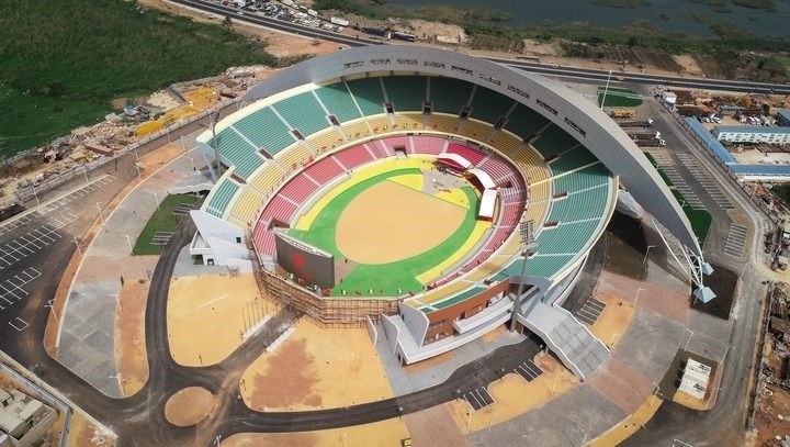 這是2018年7月18日在塞內(nèi)加爾首都達(dá)喀爾航拍的中國(guó)援建的塞內(nèi)加爾競(jìng)技摔跤場(chǎng)。新華社記者 呂帥 攝