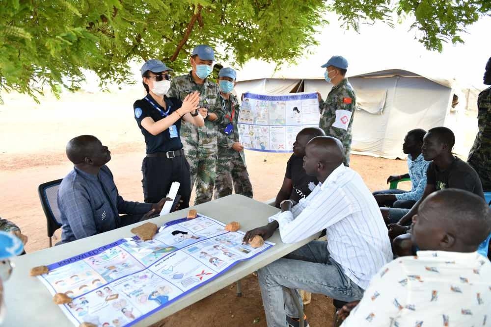 2020年3月，在南蘇丹首都朱巴，執(zhí)行聯(lián)合國(guó)維和任務(wù)的中國(guó)維和警察廖潔給當(dāng)?shù)鼐熘v解防疫知識(shí)。