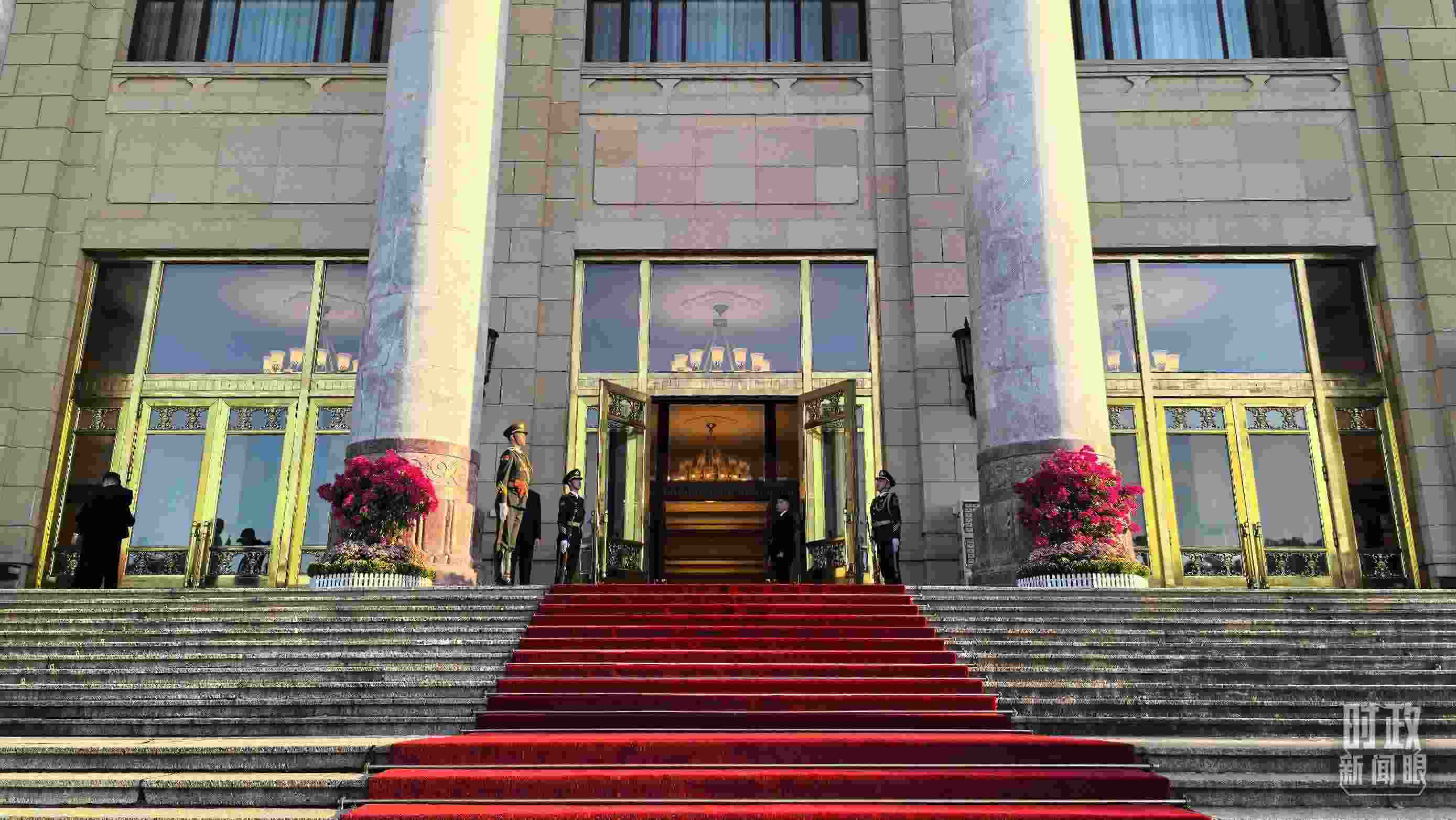 △人民大會堂外，禮兵列隊迎接貴賓。（總臺央視記者陸泓宇拍攝）