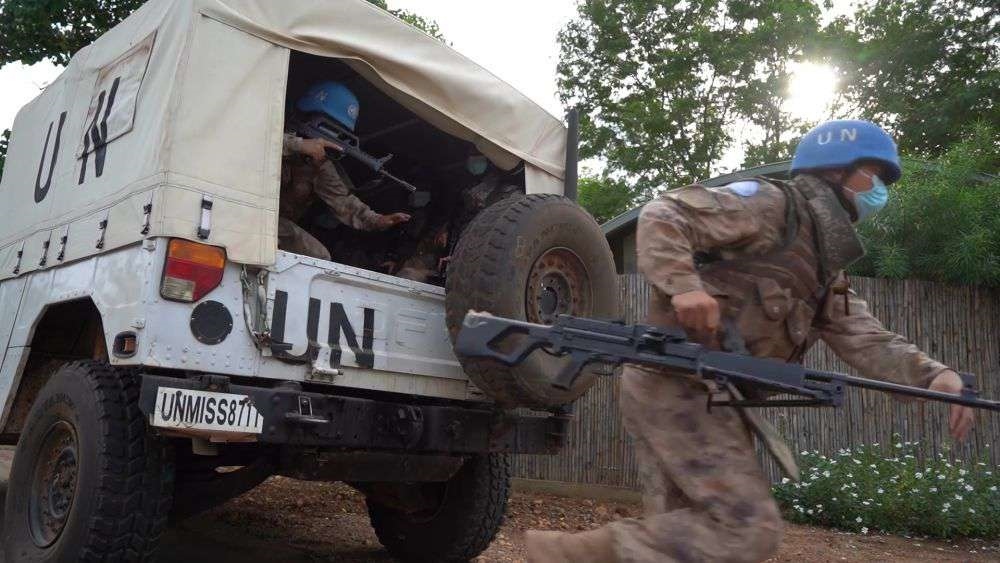 2022年7月27日，中國(guó)第八批赴南蘇丹（朱巴）維和步兵營(yíng)百人防暴隊(duì)抵達(dá)預(yù)定區(qū)域，進(jìn)行綜合防衛(wèi)演練。針對(duì)南蘇丹社會(huì)安全問(wèn)題及近期在剛果（金）東部地區(qū)發(fā)生的針對(duì)聯(lián)合國(guó)剛果（金）穩(wěn)定特派團(tuán)的抗議示威活動(dòng)，中國(guó)第八批赴南蘇丹（朱巴）維和步兵營(yíng)于日前組織UN HOUSE（聯(lián)合國(guó)之家）綜合防衛(wèi)演練，以應(yīng)對(duì)可能出現(xiàn)的難民涌入、營(yíng)門遇襲、暴恐威脅等突發(fā)情況。