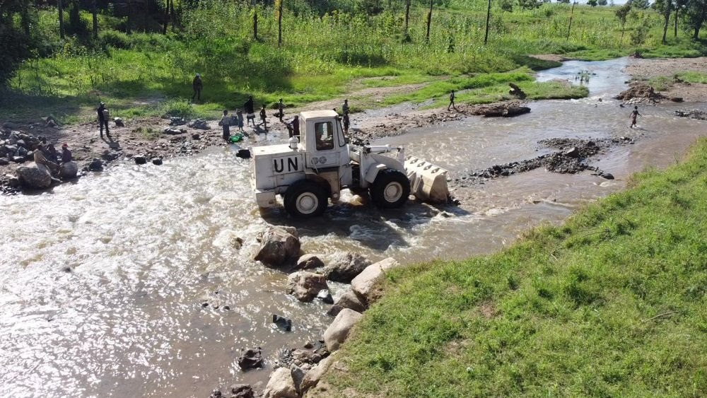 2023年6月7日，在剛果（金）南基伍省卡萊亥地區(qū)，中國(guó)第26批赴剛果（金）維和工兵分隊(duì)官兵進(jìn)行施工作業(yè)。