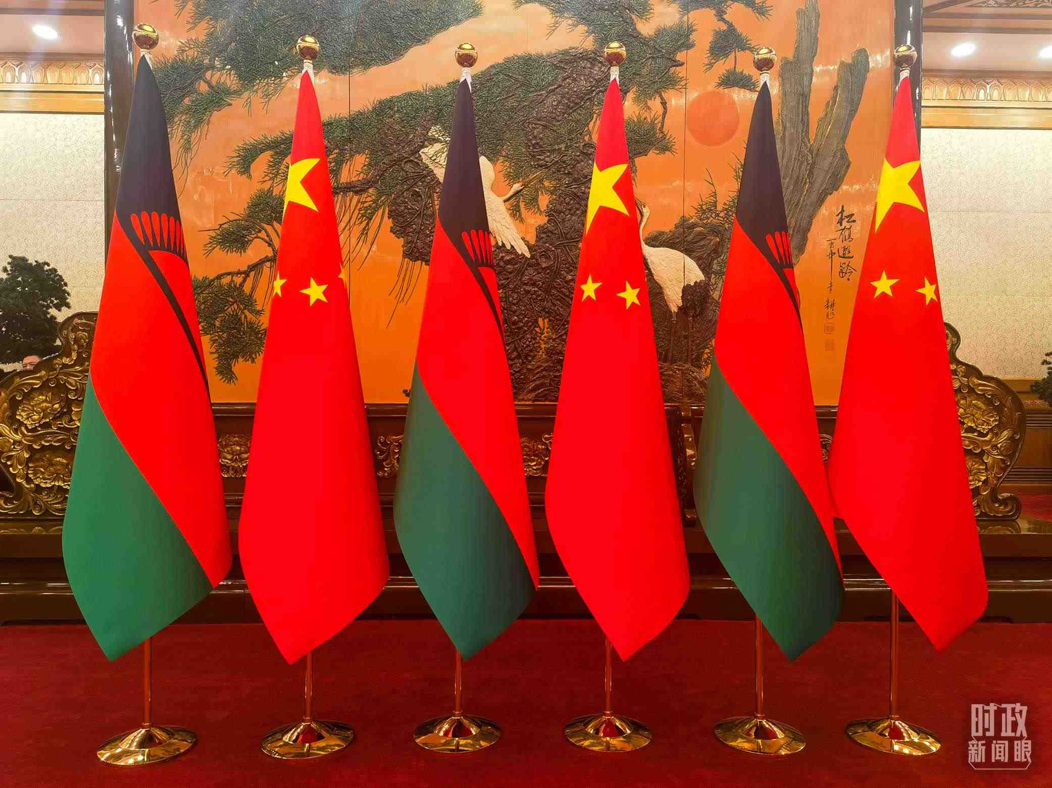 △中國(guó)和馬拉維國(guó)旗。（總臺(tái)央視記者陳曦拍攝）