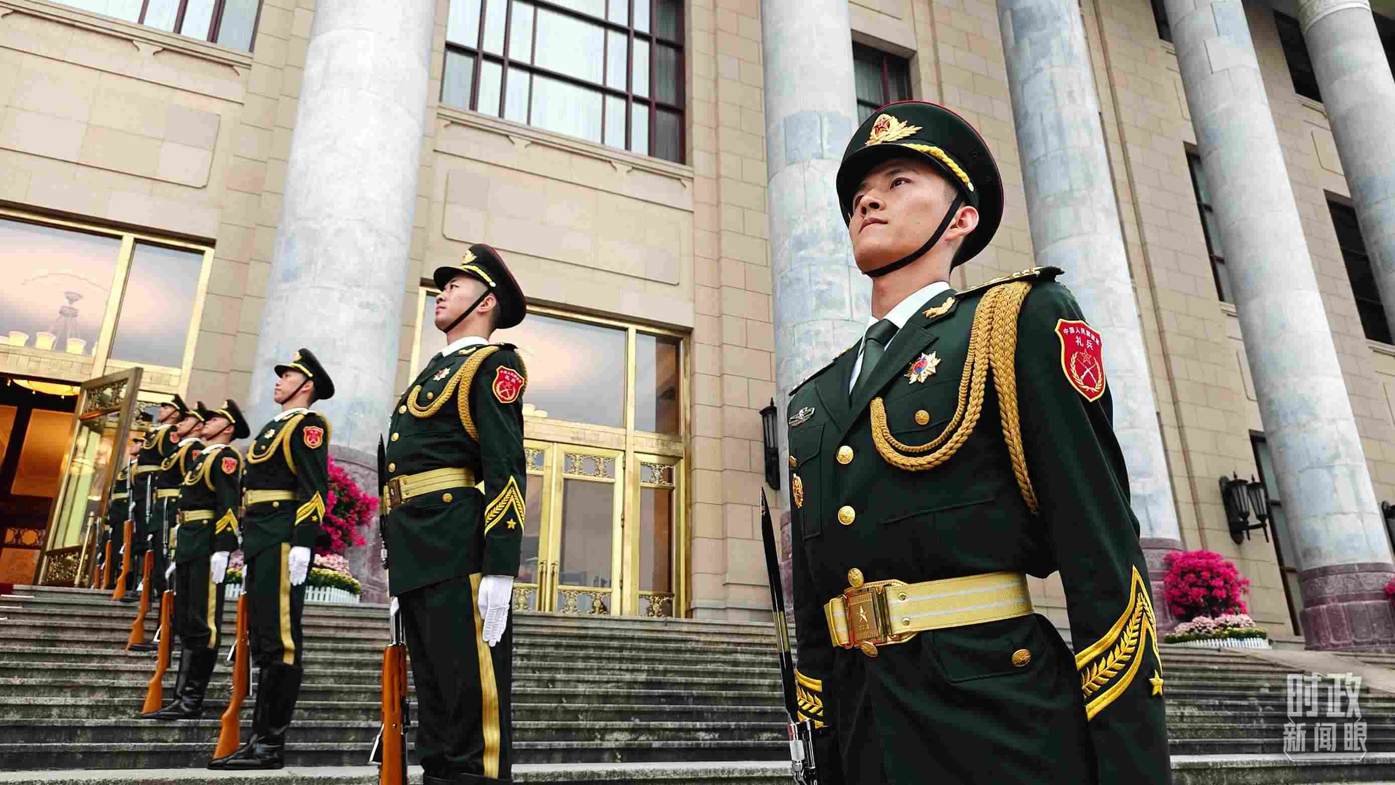  △人民大會(huì)堂外，禮兵列隊(duì)歡迎外國(guó)領(lǐng)導(dǎo)人。（總臺(tái)央視記者韓銳拍攝）